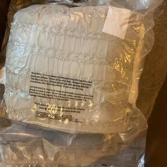 New in Packaging Designer Bella Russo 2 Decorative Pillow Set - Picture 3 of 4